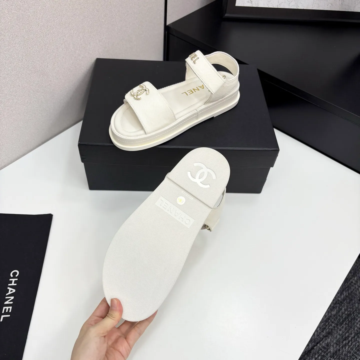 👟👟Ex-factory price 560👟👟Chanel Chanel's new early autumn thick-soled sandals are popular on catwalks on major social platforms. One of the most popular sandals at the moment. Soft and comfortable on the feet. Horsehair upper imported from Italy. Sheepskin feet. Original molded outsole Size: 35-40 (41 customized)